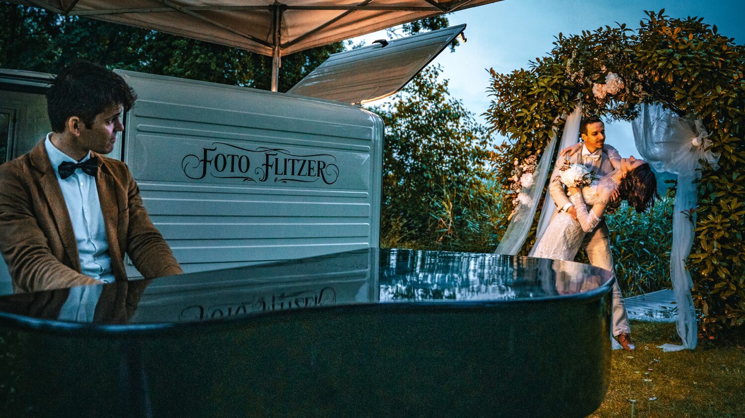 Brautpaar bei einer Hochzeit mit dem FotoFlitzer in der Abendstimmung
