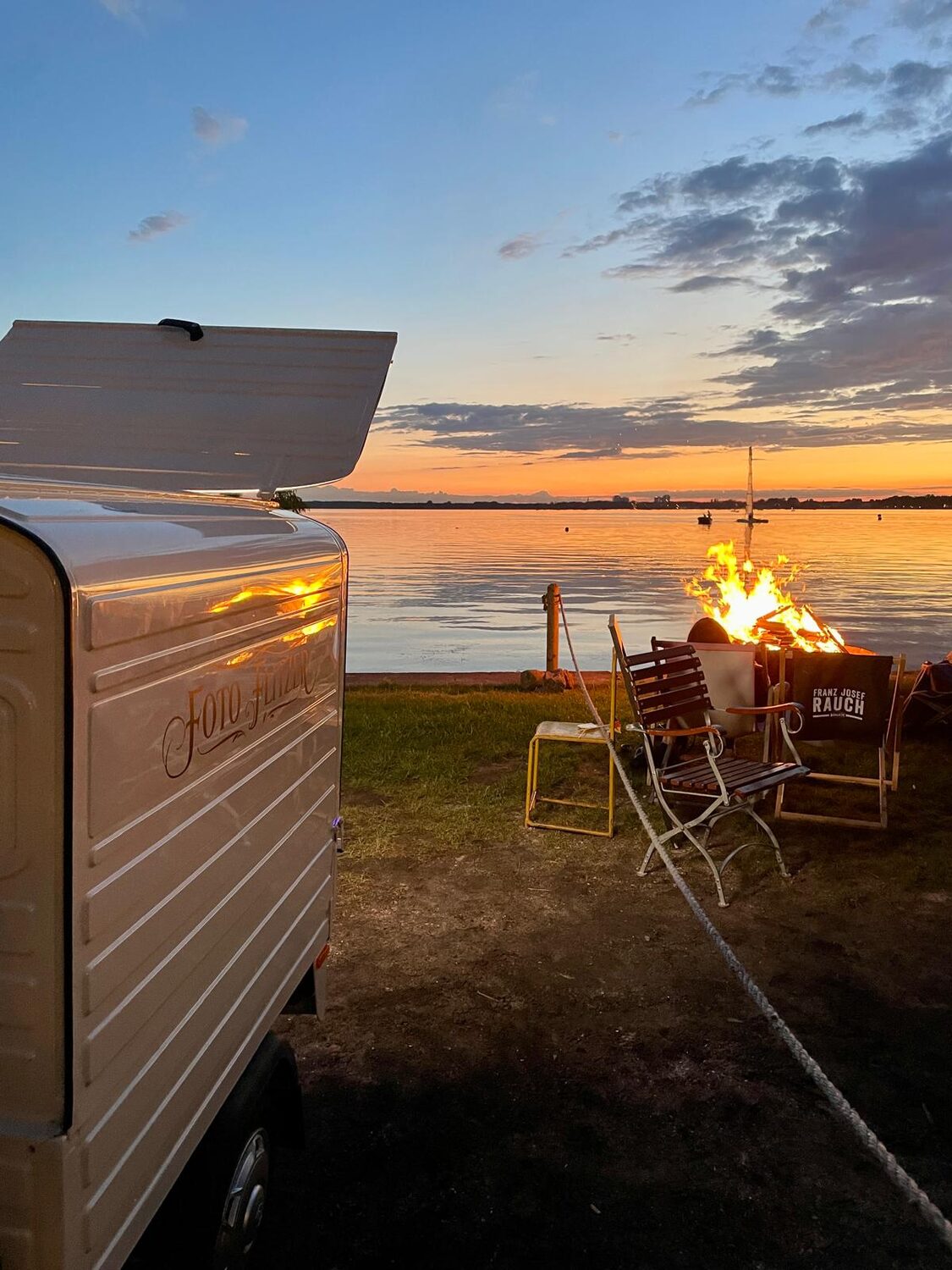 FotoFlitzer am See bei Sonnenuntergang mit Lagerfeuer