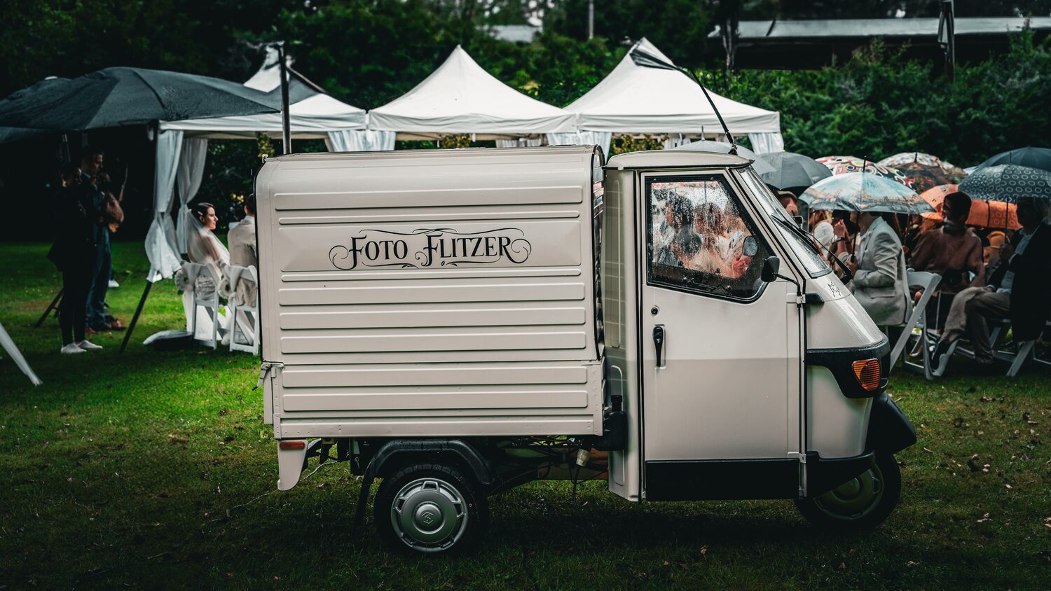 FotoFlitzer bei einer Gartenhochzeit mit Gästen